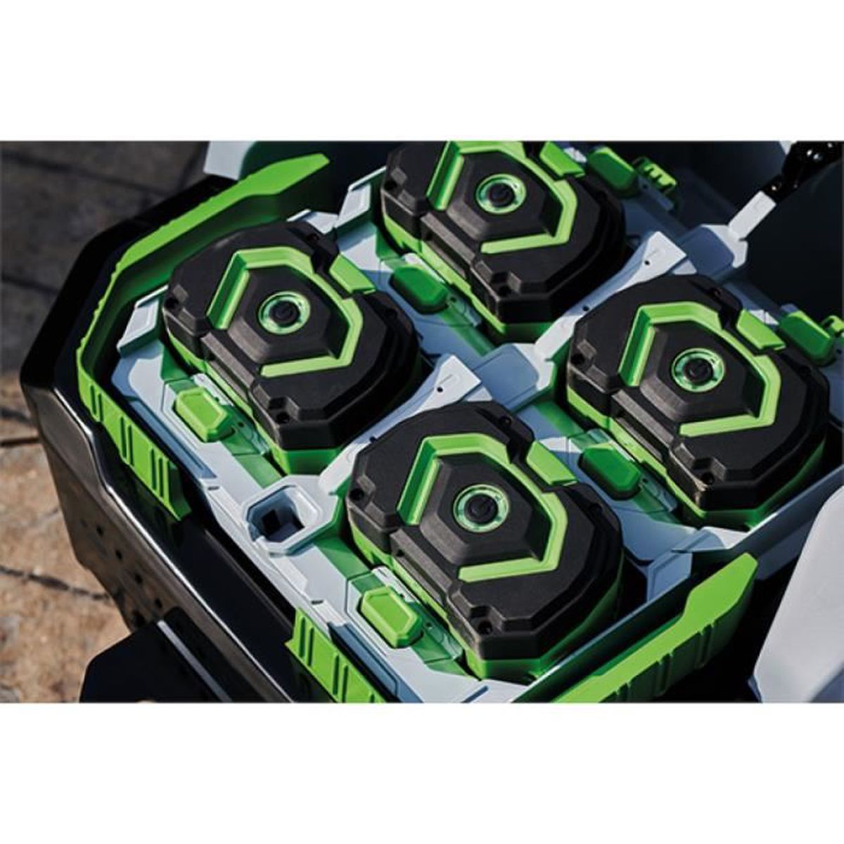 Tondeuse autoportée Z6 à volant, 107 cm coupe, braquage zéro + 4 batteries 2x 10Ah 2x 5Ah